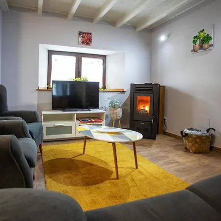 En Llanes 8 Personas La Galguera