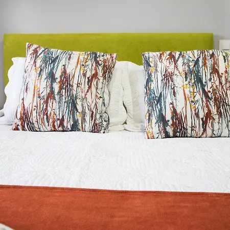 En Llanes 8 Personas * La Galguera