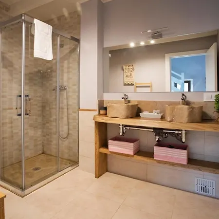 En Llanes 8 Personas La Galguera